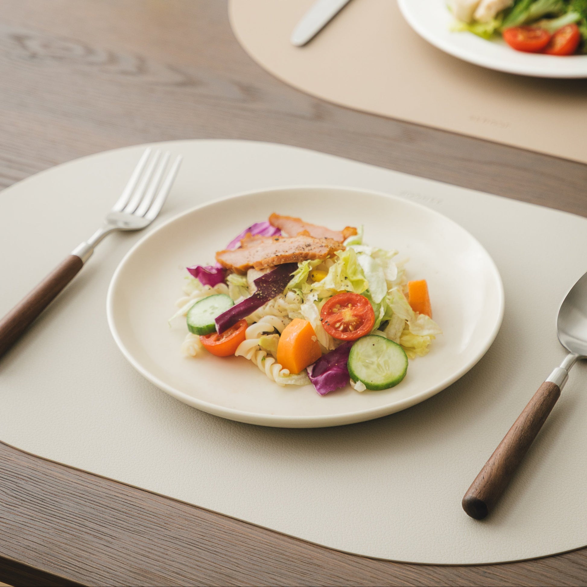 25 ROOF beige silicone placemat with matching coaster set on a wooden dining table — heat-resistant, non-slip set of 4
